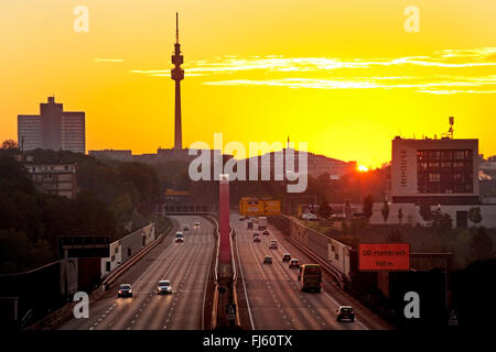 Autobahn A 40 bei Sonnenaufgang mit Florianturm und Westfalenhallen Dortmund, Deutschland, Nordrhein-Westfalen, Ruhrgebiet, Dortmund Stockfoto