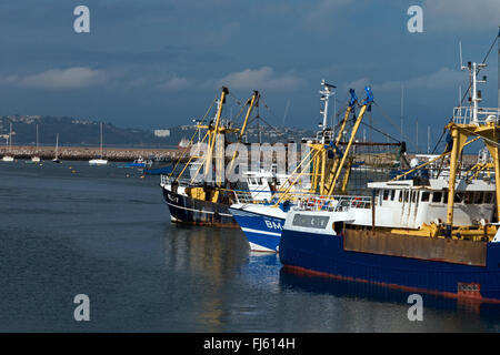 Angeln Fischkutter vertäut im äußeren Hafen von Brixham, South Devon, England Stockfoto