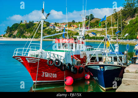 Fischerhafen in der Stadt Ribadesella. Asturien, Spanien Stockfoto