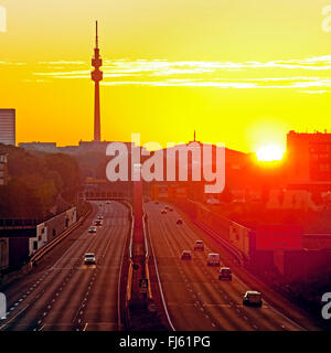 Autobahn A 40 bei Sonnenaufgang mit Florianturm und Westfalenhallen Dortmund, Deutschland, Nordrhein-Westfalen, Ruhrgebiet, Dortmund Stockfoto