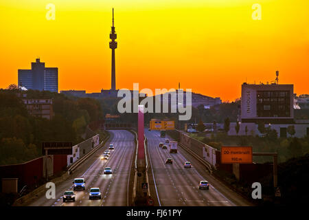 Autobahn A 40 vor Sonnenaufgang mit Florianturm und Westfalenhallen Dortmund, Deutschland, Nordrhein-Westfalen, Ruhrgebiet, Dortmund Stockfoto