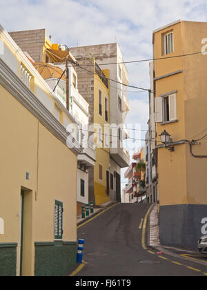 Schmale Straße und Gebäude in das kleine Dorf Puerto de Santiago an der Westküste von Teneriffa, ein wichtiges touristisches Ziel Stockfoto