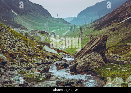 Reizvolle Aussicht mit frischem Wasser Bach Stromschnellen fließt entlang der berühmten gewundenen Transfagarasan-Straße im Fagaras-Gebirge, Rumänien. Stockfoto