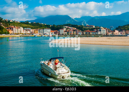 Mündung des Flusses Sella, im Hintergrund der Stadt Ribadesella. Asturien, Spanien Stockfoto