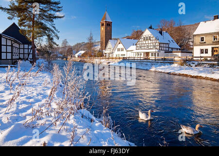 Winterlandschaft an der Lenne in Saalhausen mit St. Jodokus Kirche, Deutschland, Nordrhein-Westfalen, Sauerland, Lennestadt Stockfoto