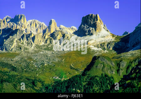 Tofana di Rozes Gruppe (links), Pass di Giau (rechts), Dolomiten, Südtirol, Italien Stockfoto
