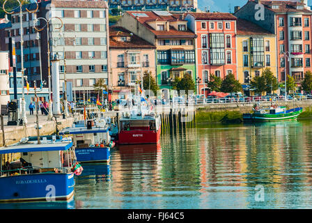 Fischerhafen in der Stadt Ribadesella. Asturien, Spanien Stockfoto