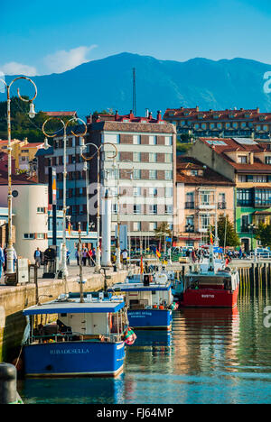 Fischerhafen in der Stadt Ribadesella. Asturien, Spanien Stockfoto