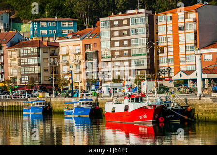 Fischerhafen in der Stadt Ribadesella. Asturien, Spanien Stockfoto