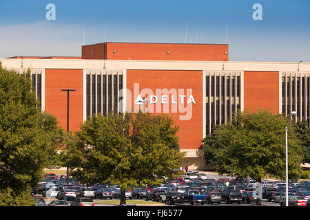 Gesamtansicht von der Delta Airlines Hauptquartier Hartsfield-Jackson Atlanta International Airport in Atlanta, Georgia. Stockfoto