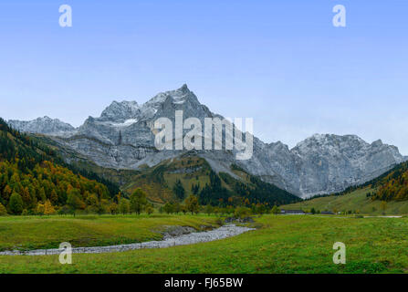 oberen Ahornboden mit Blick auf die Eiskarlspitze, 2610 m in Herbst, Österreich, Tirol, Karwendelgebirge Stockfoto