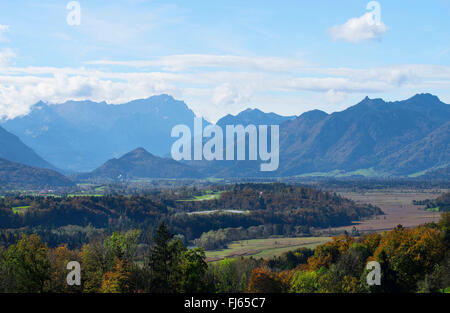 Blick über das Murnauer Moos auf das Wettersteingebirge mit Zugspitze, Ettaler Myandel und Laber (Ammergauer Alpen), Deutschland, Bayern Stockfoto