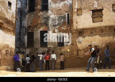 darten mit Zuschauern auf der Straße, Indien, Varanasi Stockfoto