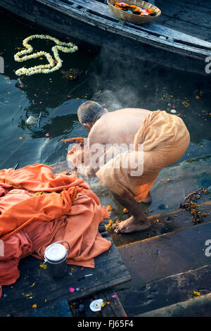 Sadhu seine Wäsche im Ganges, Indien, Ganges, Varanasi Stockfoto
