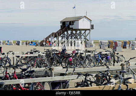 geparkte Fahrräder am Strand, Haufen, die Wohnung im Hintergrund, Northern Frisia, Sankt Peter-Ording Stockfoto