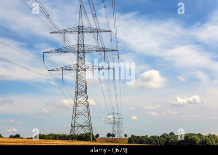 Hochspannungsleitungen im Bereich Landschaft, Deutschland, Bayern, Oberbayern, Oberbayern Stockfoto