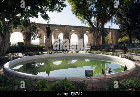 Teich und Bögen in der Upper Barrakka Gardens, Valletta, Malta Stockfoto