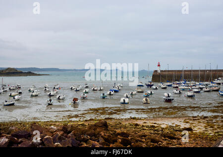 Boote im Hafen von Erquy mit Leuchtturm und kaimauer zu Beginn der Flut, Frankreich, Bretagne, DÚpartement C¶ tes-dAEArmor, Erquy Stockfoto