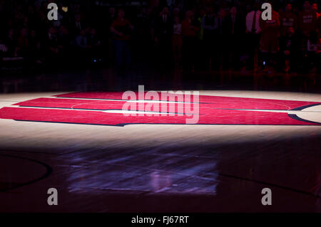 Madison, WI, USA. 28. Februar 2016. Die Wisconsin Logo leuchtet vor Beginn der NCAA Basketball-Spiel zwischen der Michigan und Wisconsin Badgers am Kohl Center in Madison, Wisconsin. Wisconsin besiegte Michigan 68 57. John Fisher/CSM/Alamy Live-Nachrichten Stockfoto