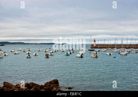 Boote im Hafen von Erquy mit Leuchtturm und Kaimauer bei Flut, Frankreich, Bretagne, DÚpartement C¶ tes-dAEArmor, Erquy Stockfoto