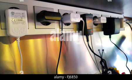 ein Großteil der Ladekabel in einem Kabelcontainer Stockfoto