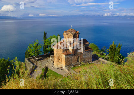 Kirche des Heiligen Johannes am Kaneo auf der Klippe über Kaneo Strand mit Blick auf See Ohrid, Mazedonien, Ohrid Stockfoto