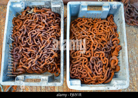 rostige Ketten in Kunststoffboxen, Frankreich, Bretagne Stockfoto