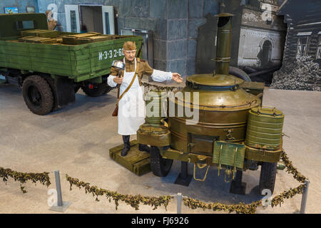 Minsk, Belarus - 20. Dezember 2015: Sowjetische und russische Armee Feldküche und In der belarussischen Museum des großen Vaterländischen Krieges Stockfoto