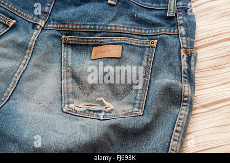 Gesäßtasche und Leder Wrangler Label auf ein paar Bluejeans getragen Stockfoto