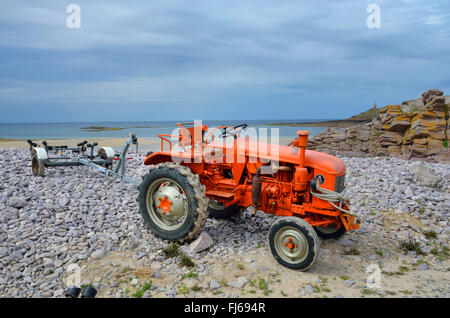 Traktor mit Anhänger auf den Strand von Erquy; Ilot Saint-Michel im Hintergrund, Frankreich, Bretagne, DÚpartement C¶ tes-dAEArmor, Erquy Stockfoto