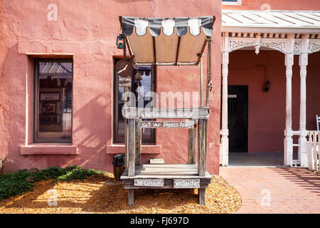 Bild der Besucher Check-in-Line für die alten St.Johns historischen Bezirksgefängnis (aka authentischen alten Gefängnis) in St. Augustine Florida Stockfoto