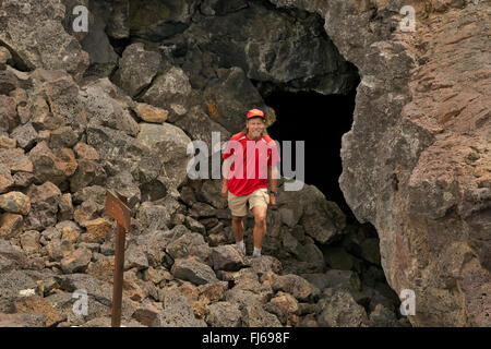 ID00461-00... IDAHO - Besucher verlassen Schönheit Höhle, ein Lava-Rohr am Krater des Moon National Park and Preserve. (MR) Stockfoto