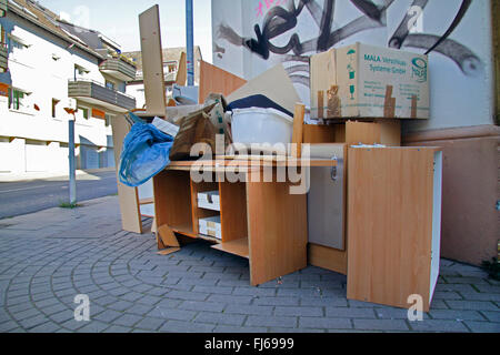 Bulk-Müll auf Bürgersteig, Deutschland Stockfoto