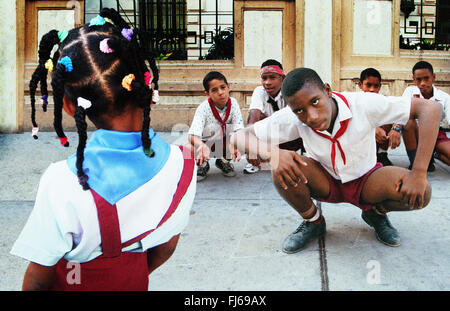 Kubanische Schüler tragen Schuluniform, hockend., Kuba Stockfoto