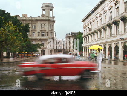 rotes Auto am Platz in Havanna, Kuba, La Habana Stockfoto