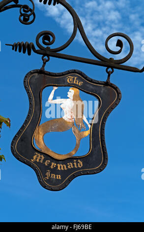 Die Meerjungfrau-Schild, über The Mermaid Inn, an der berühmten gepflasterten Mermaid Street in Rye, East Sussex, England Stockfoto