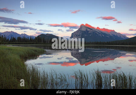 Vermilion See nach Sonnenuntergang mit dem Spiegelbild, Banff, Kanada, Alberta Banff National Park Stockfoto