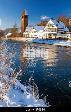 Winterlandschaft an der Lenne in Saalhausen mit St. Jodokus Kirche, Deutschland, Nordrhein-Westfalen, Sauerland, Lennestadt Stockfoto