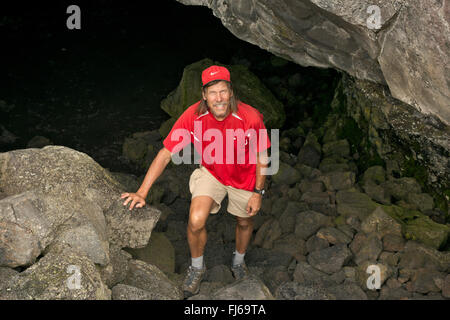 ID00462-00... IDAHO - Besucher verlassen Schönheit Höhle, ein Lava-Rohr am Krater des Moon National Park and Preserve. (MR) Stockfoto