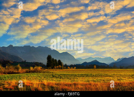 Sonnenuntergang an der Ester Berge (links), im Hintergrund das Wettersteingebirge (rechts) vom Murnauer Moos gesehen, Deutschland, Bayern, Oberbayern, Oberbayern Stockfoto