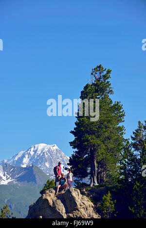 Familie während einer Wanderung in Les Arcs Bourg Saint Maurice, Frankreich, Savoie Stockfoto