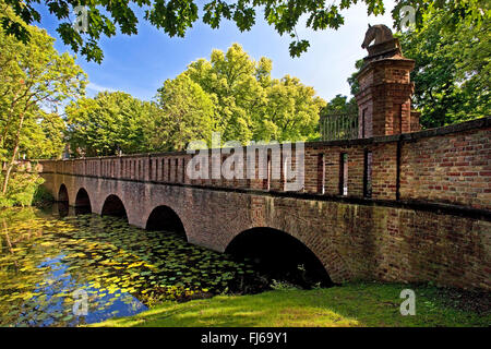 Brücke zum Schloss Wickrath, Deutschland, Nordrhein-Westfalen, Niederrhein, Mönchengladbach Stockfoto