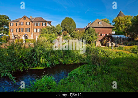 Fluss Schwalm mit Mühle und Burg in Brueggen, Niederrhein, Nordrhein Westfalen, Brueggen, Deutschland Stockfoto