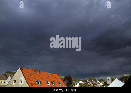 dunkle Regenwolken über der Stadt, Deutschland Stockfoto