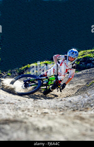 Mountainbiken auf einem Bergweg abwärts, Savoie, Frankreich, La Plagne Stockfoto