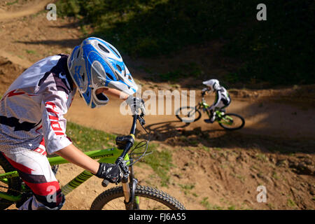 zwei Mountainbiker auf einem Bergweg, bergab, Savoie, Frankreich, La Plagne Stockfoto