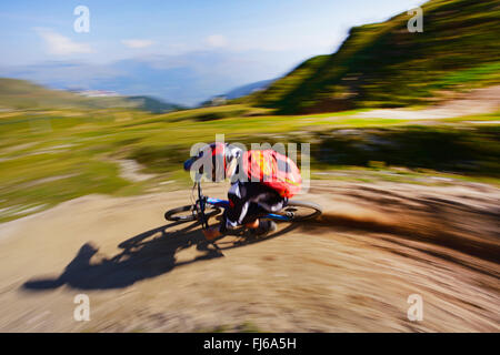 Mountainbiken auf einem Bergweg abwärts, Savoie, Frankreich, La Plagne Stockfoto