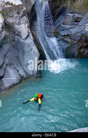 Canyoning im Maurienne-Tal, Frankreich, Savoyen, Bonneval Sur Arc Stockfoto