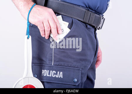 Annahme von Bestechungsgeldern von korrupten polnischen Polizisten Stockfoto