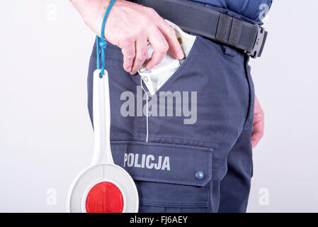 Annahme von Bestechungsgeldern von korrupten polnischen Polizisten Stockfoto